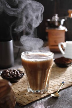 İçinden buhar çıkan bir fincan kahve.