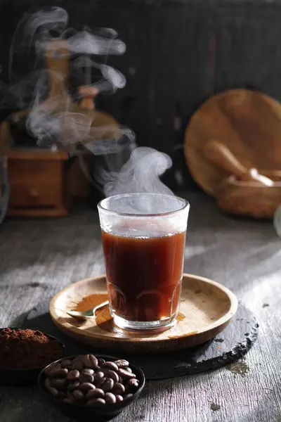 Eine Tasse Kaffee Aus Der Dampf Aufsteigt — Stockfoto