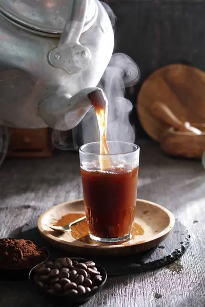Eine Tasse Kaffee Wird Ein Glas Gegossen — Stockfoto