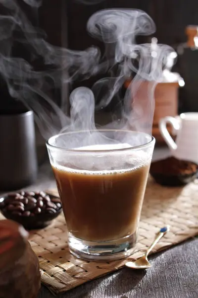 İçinden buhar çıkan bir fincan kahve.