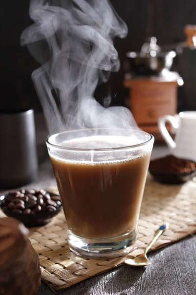 İçinden buhar çıkan bir fincan kahve.