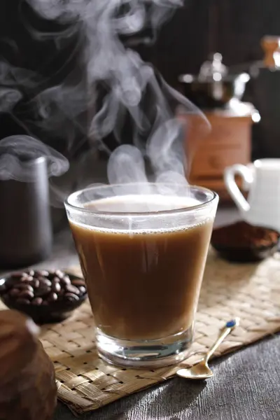 Eine Tasse Kaffee Aus Der Dampf Aufsteigt — Stockfoto