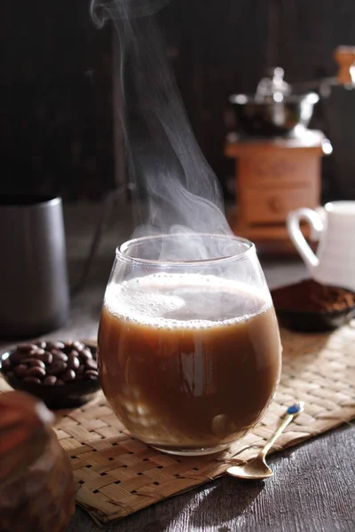 İçinden buhar çıkan bir fincan kahve.