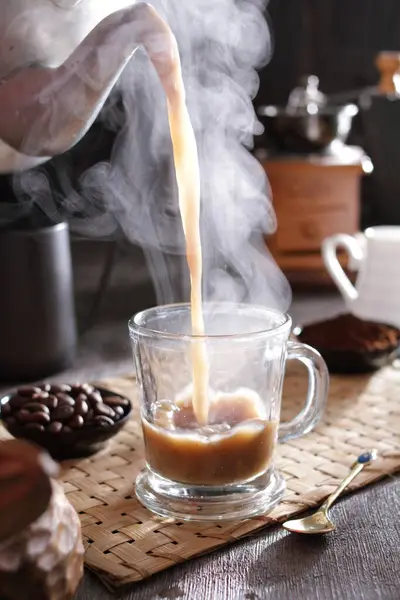 Uma Xícara Café Sendo Derramado Uma Xícara — Fotografia de Stock