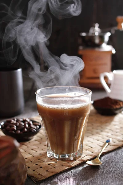 İçinden buhar çıkan bir fincan kahve.