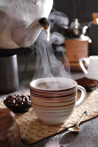 Uma Xícara Café Fumegante Uma Mesa — Fotografia de Stock