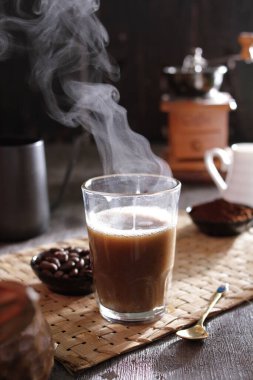 İçinden buhar çıkan bir fincan kahve.