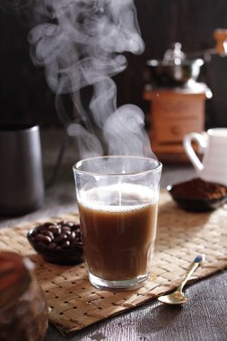 İçinden buhar çıkan bir fincan kahve.