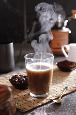 İçinden buhar çıkan bir fincan kahve.