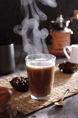 İçinden buhar çıkan bir fincan kahve.