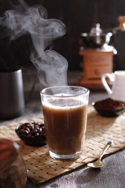 İçinden buhar çıkan bir fincan kahve.