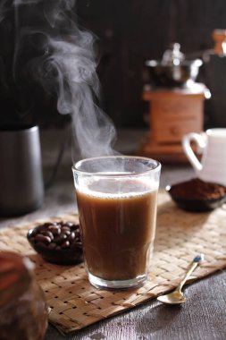İçinden buhar çıkan bir fincan kahve.