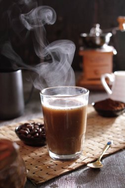 İçinden buhar çıkan bir fincan kahve.