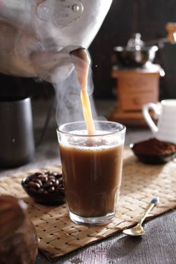 Bir fincan kahve, kaşık ve çaydanlık.