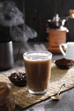 İçinden buhar çıkan bir fincan kahve.