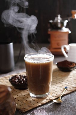 İçinden buhar çıkan bir fincan kahve.