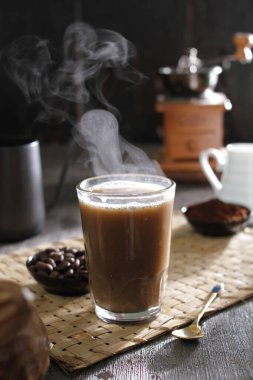İçinden buhar çıkan bir fincan kahve.