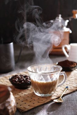 İçinden buhar çıkan bir fincan kahve.