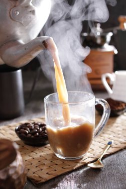 Bardağa doldurulmuş bir fincan kahve.