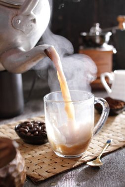 Bardağa doldurulmuş bir fincan kahve.