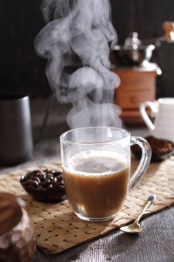 İçinden buhar çıkan bir fincan kahve.