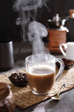 İçinden buhar çıkan bir fincan kahve.