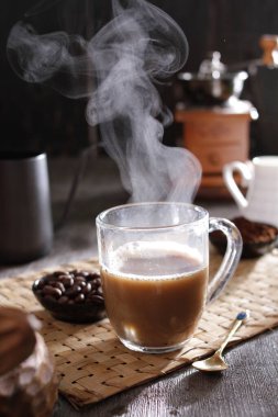 İçinden buhar çıkan bir fincan kahve.