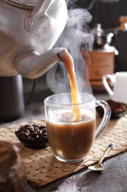 Bardağa doldurulmuş bir fincan kahve.