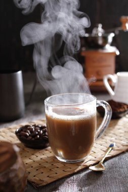 İçinden buhar çıkan bir fincan kahve.