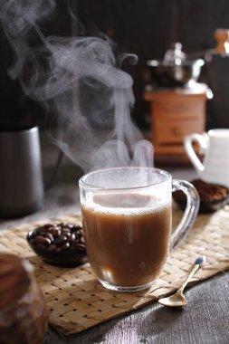 İçinden buhar çıkan bir fincan kahve.