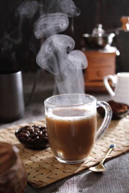 İçinden buhar çıkan bir fincan kahve.