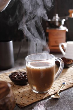 İçinden buhar çıkan bir fincan kahve.