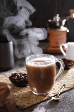 İçinden buhar çıkan bir fincan kahve.