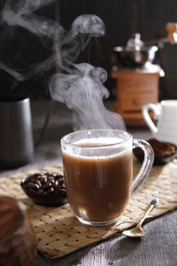 İçinden buhar çıkan bir fincan kahve.