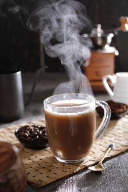 İçinden buhar çıkan bir fincan kahve.