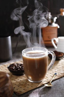 İçinden buhar çıkan bir fincan kahve.