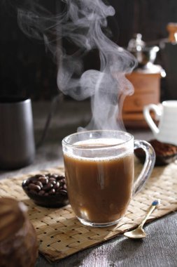 İçinden buhar çıkan bir fincan kahve.