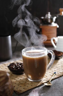 İçinden buhar çıkan bir fincan kahve.