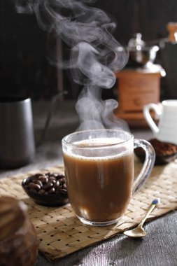 İçinden buhar çıkan bir fincan kahve.