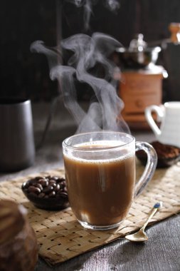 İçinden buhar çıkan bir fincan kahve.