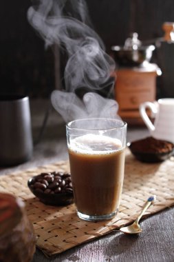 İçinden buhar çıkan bir fincan kahve.