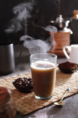 İçinden buhar çıkan bir bardak kahve.