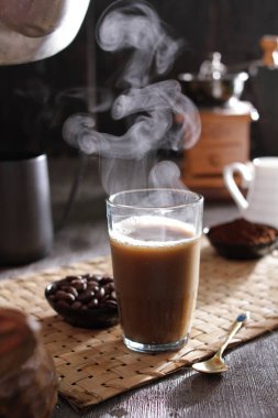 İçinden buhar çıkan bir fincan kahve.