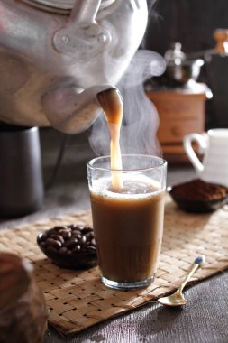 Masaya kahve koyan bir adam.