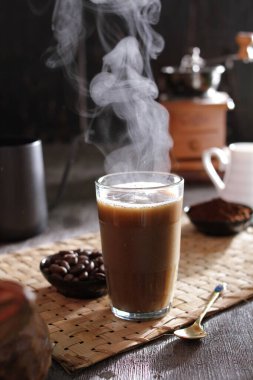 İçinden buhar çıkan bir fincan kahve.