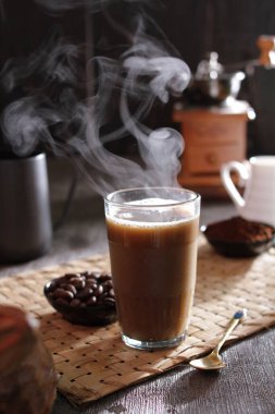 İçinden buhar çıkan bir fincan kahve.