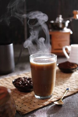 İçinden buhar çıkan bir fincan kahve.