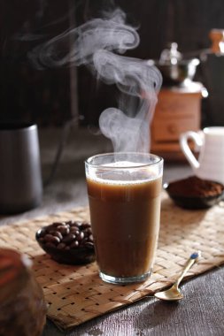 İçinden buhar çıkan bir fincan kahve.