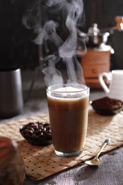 İçinden buhar çıkan bir fincan kahve.