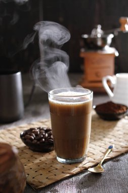 İçinden buhar çıkan bir fincan kahve.